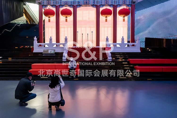 觀眾在歷史題材布景前拍照留念。