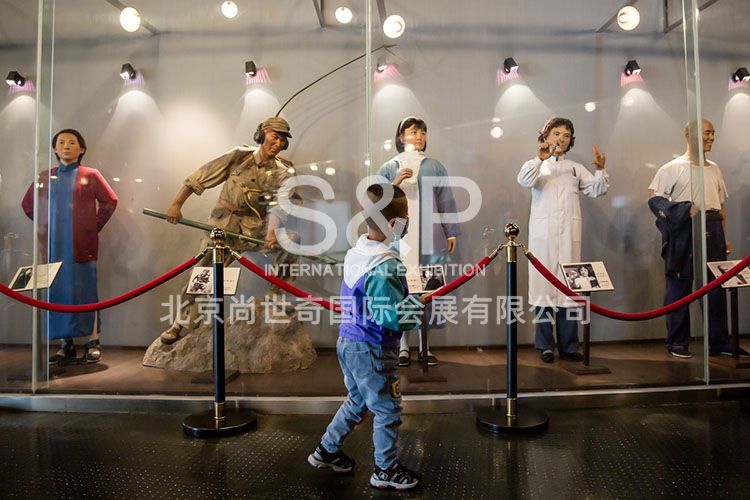 小觀眾在蠟像廳欣賞經典電影中的人物蠟像造型。